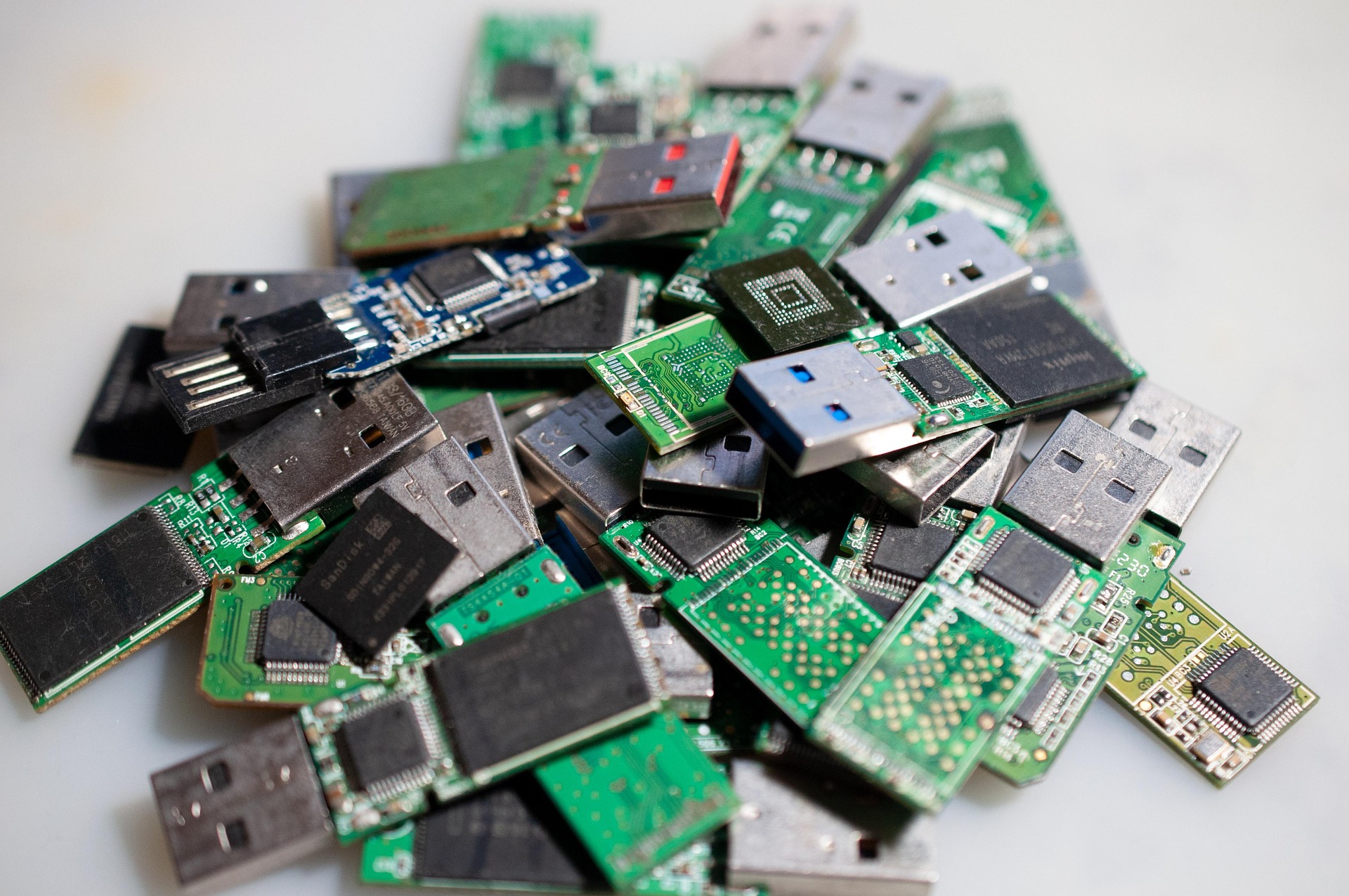 글로벌 주식 메모리 산업 구조 재편(통합·감산·기술 난이도 상승)이 SNDK 밸류에이션에 주는 의미