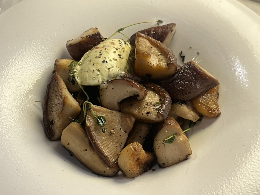 탱탱한 식감이 살아있는 표고버섯 요리, 풍미 깊은 와인바 메뉴