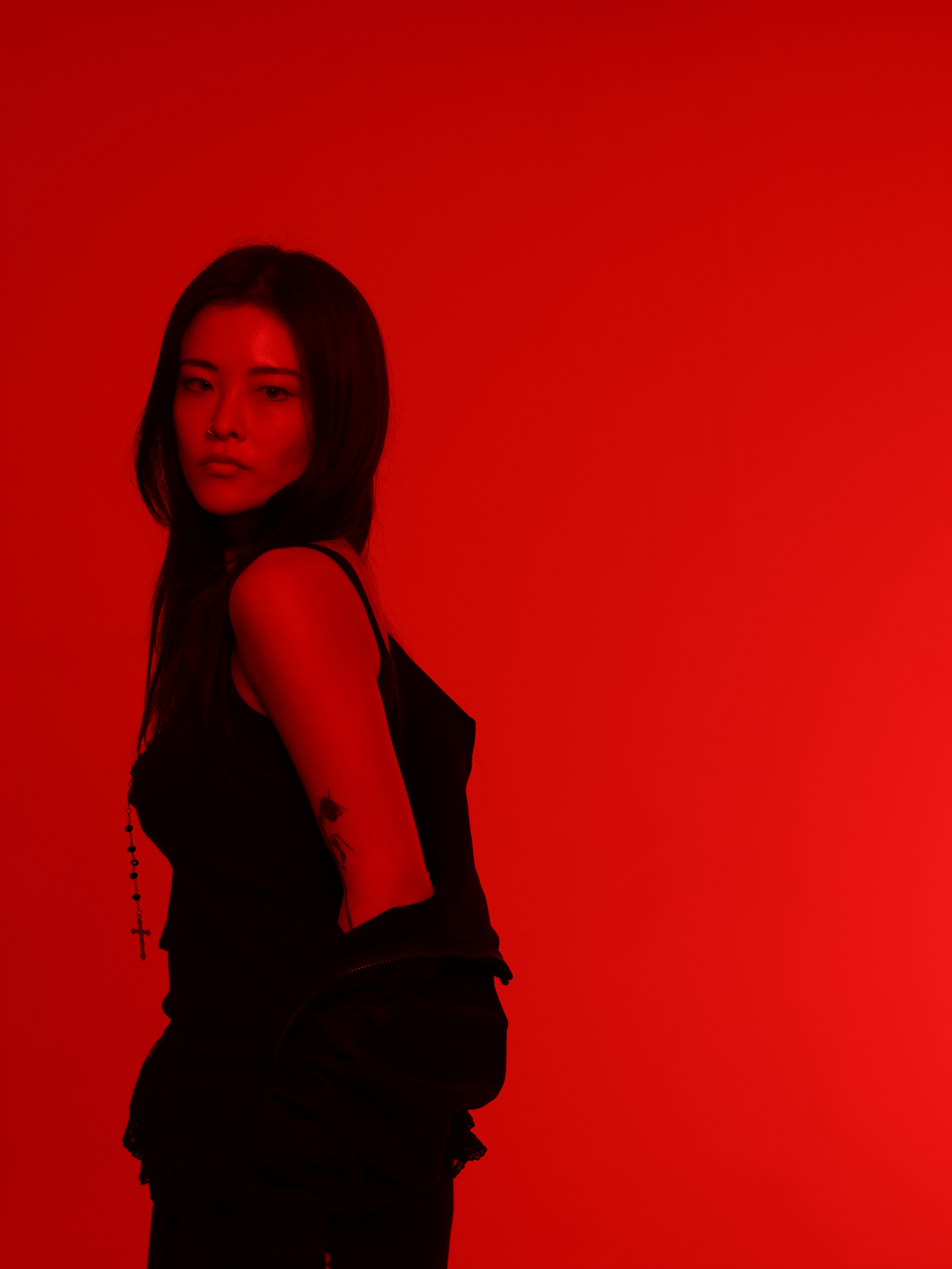천안 프로필사진 순백스튜디오 — 레드 조명으로 담은 인플루언서 프로필 1