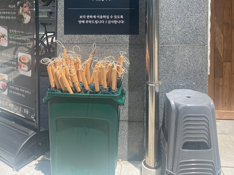 새출발기금 신청을 고민하는 소상공인&middot;자영업자의 가게 모습