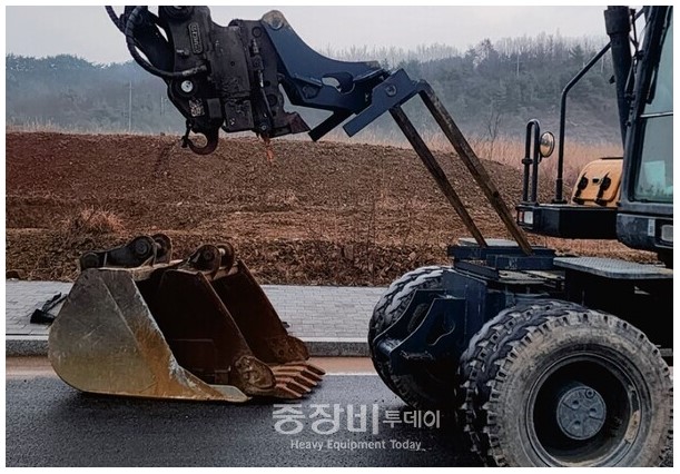 소규모 공사 필수장비, 만중기 굴삭기 지게발 출시