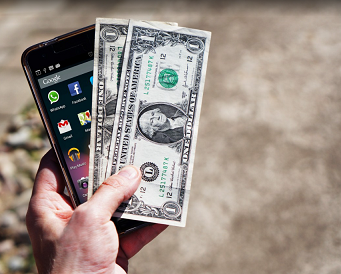 어플을 이용해 통신비 환급 조회를 하고 있다.