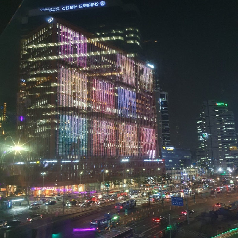서울스퀘어 LED 조명 사진