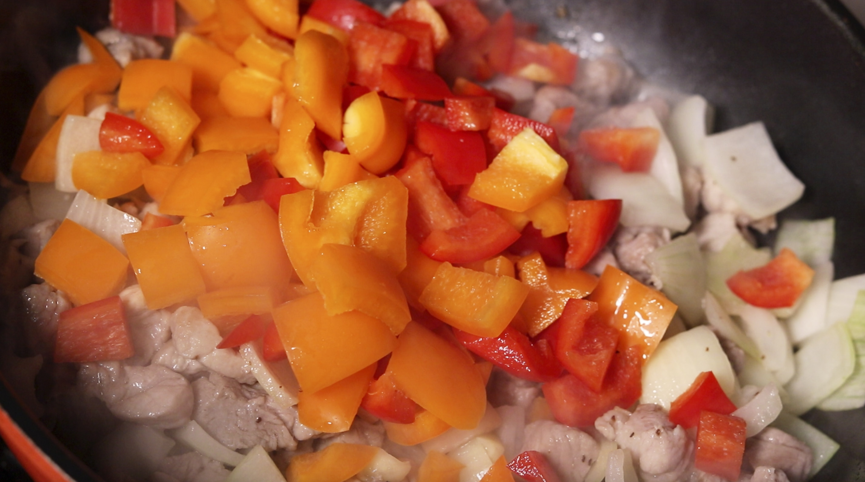 6. 미리 준비한 피망도 같이 볶아줍니다. 