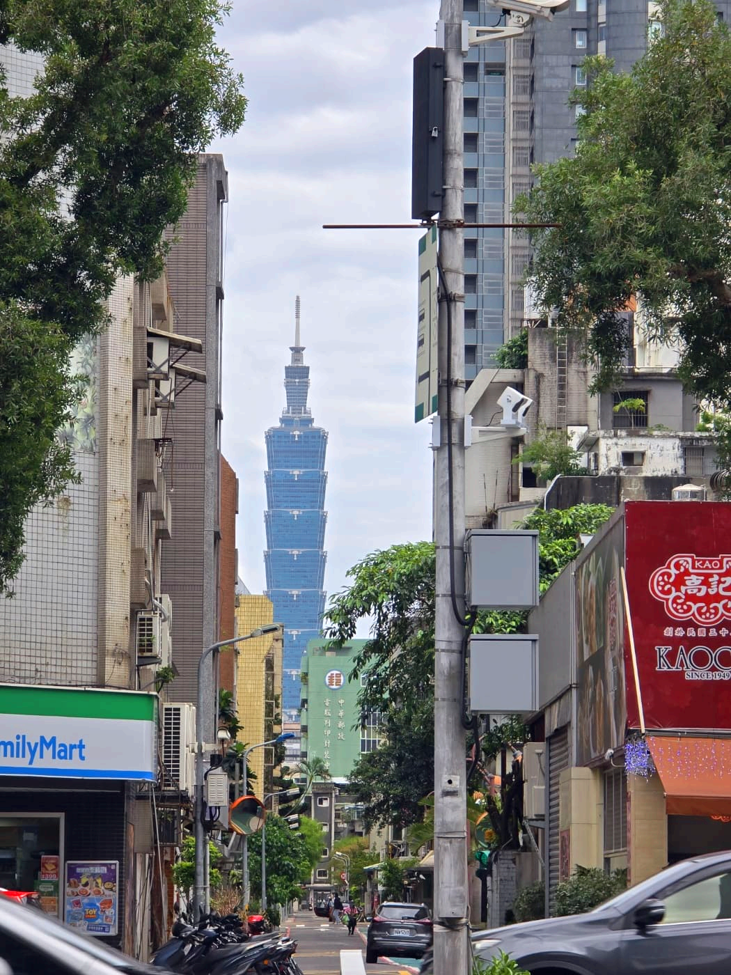 융캉제 골목에서 보이는 타이페이101타워