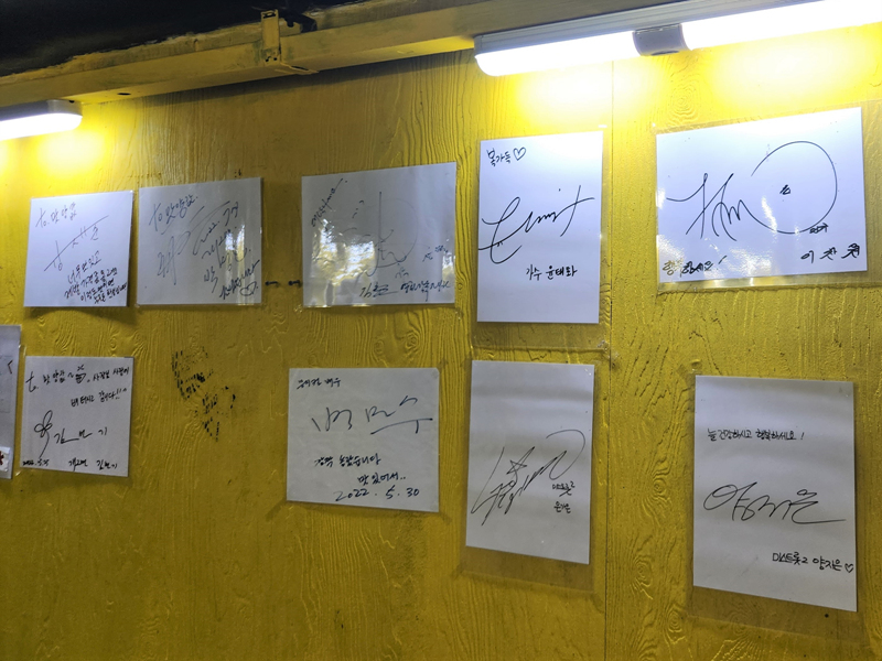 벽에_걸린_싸인