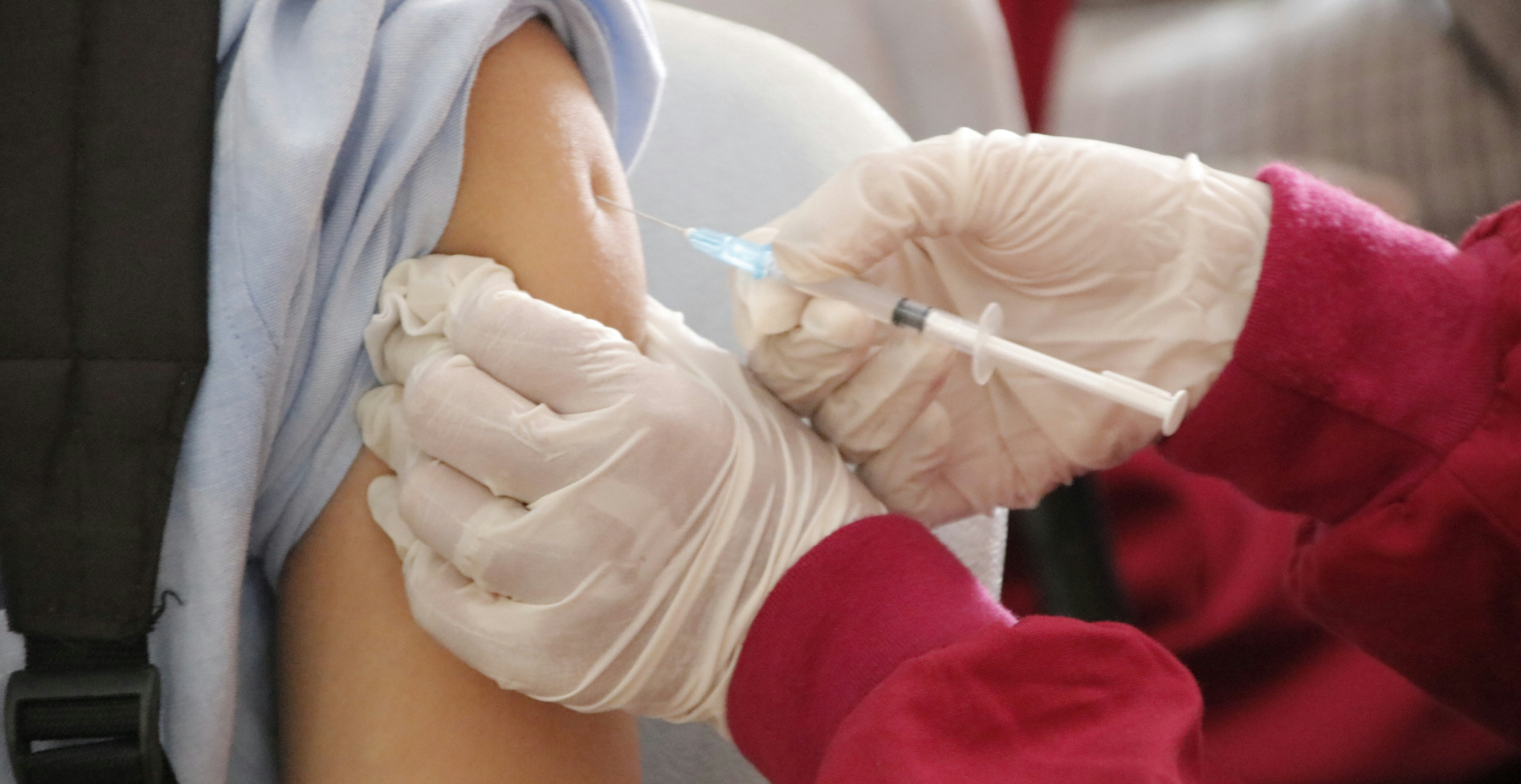 근육 주사를 놓는 모습