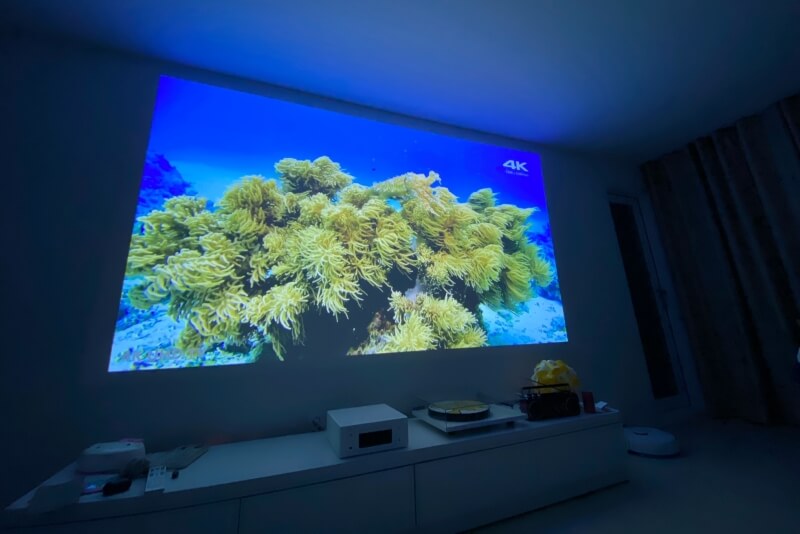 빔프로젝터로-벽면에-투사한-4K-해상도-영상