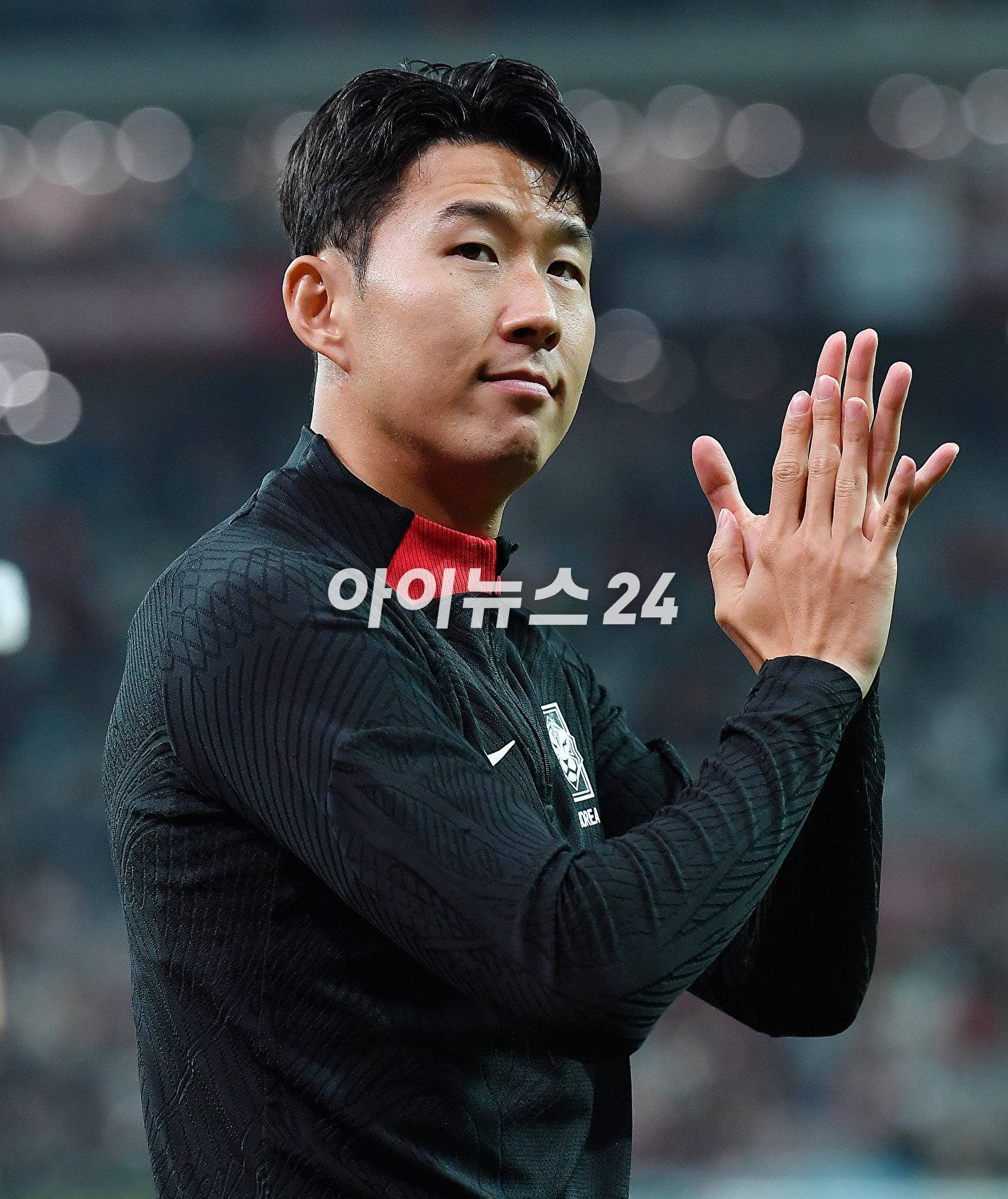 위르겐 클린스만 감독이 이끄는 한국 축구대표팀은 13일 서울월드컵경기장에서 열린 튀니지와 평가전에서 4-0 완승을 거뒀다. 손흥민이 팬들에게 인사를 하고 있다. [사진=곽영래 기자]