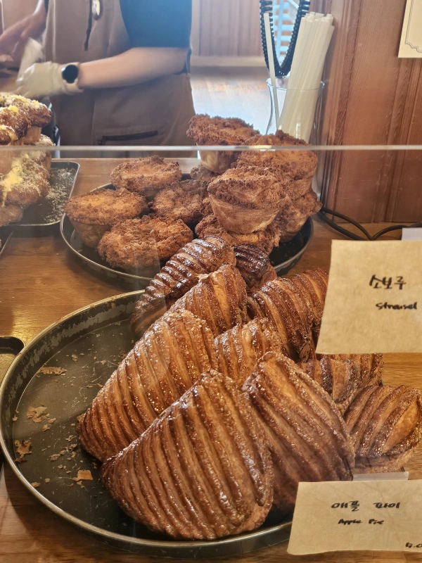 디저트시네마-쇼케이스-소보루-애플파이-빵모듬