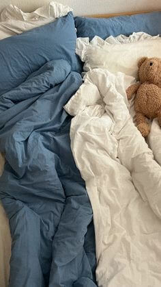 침대가-정리되지-못하고-파란이불과-흰-이불이-뒤섞여-난장판을-이루는-모습