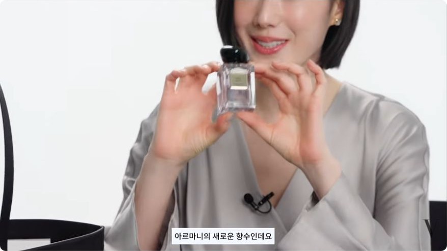 Jung Eun-chae holding Armani Priv&eacute; Iris Bleu in her Vogue Korea bag video