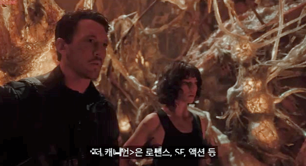 정면을 응시하고있는 리바이와 드라사 모습 영화장면