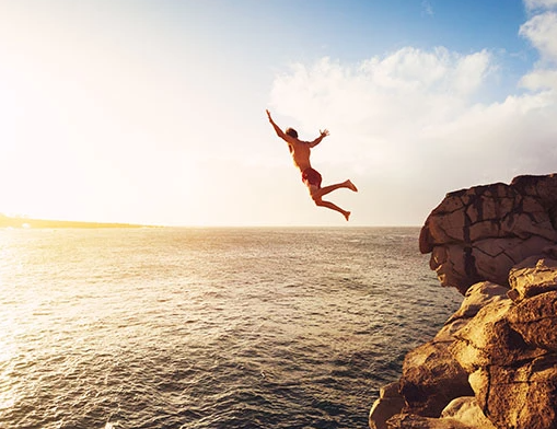 높은 곳에서 떨어지는 꿈 — 불안과 현실의 압박