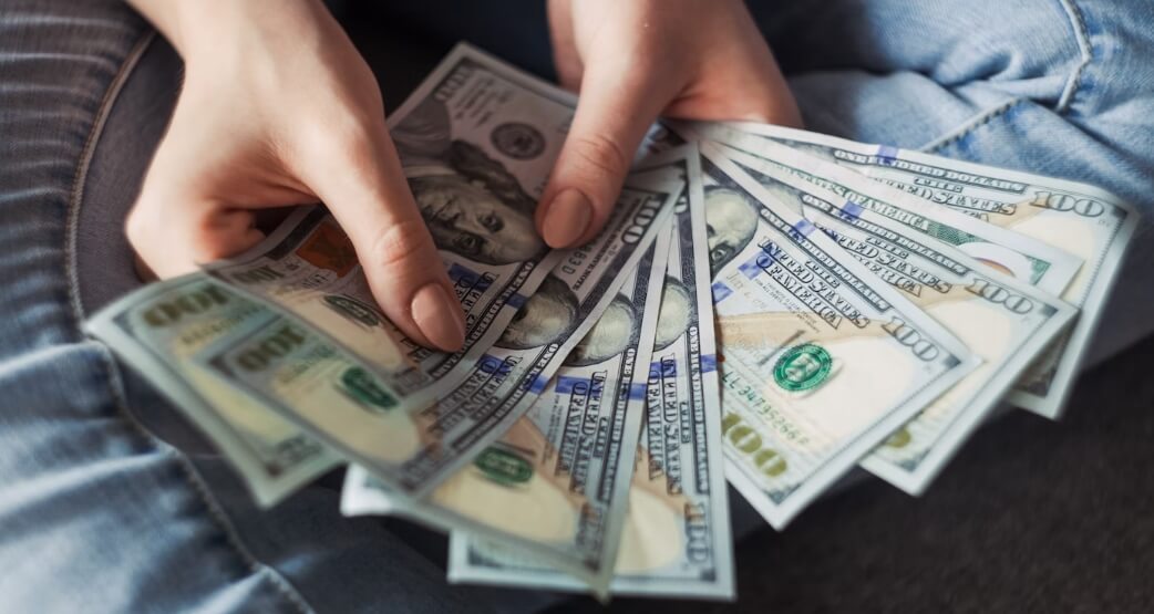 돈을 펼쳐보는 중