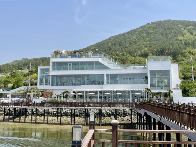 외부-해변산책로에서-바라본-온더선셋-건물의-모습