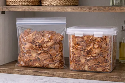 밀폐용기에 담은 양파껍질