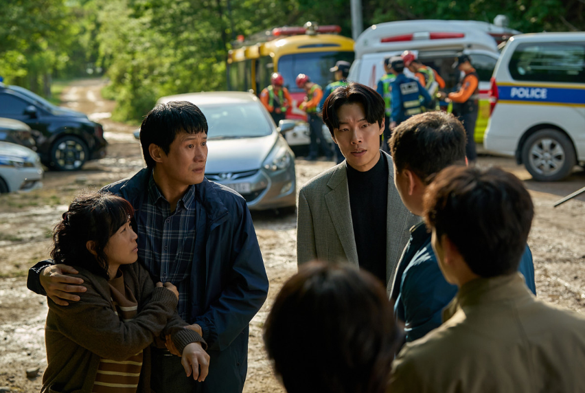 영화 계시록 시신은 찾았냐 묻는 민찬과 놀란 아영의 부모, 그리고 당황하는 형사들