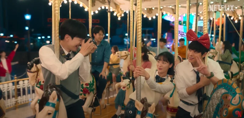 드라마 너의 시간 속으로 장면중 회전목마에서 사진을 찍는 정인규와 포즈를 취하고 있는 구연준과 남시헌