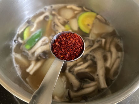 된장찌개 양념 - 고춧가루 1작은술