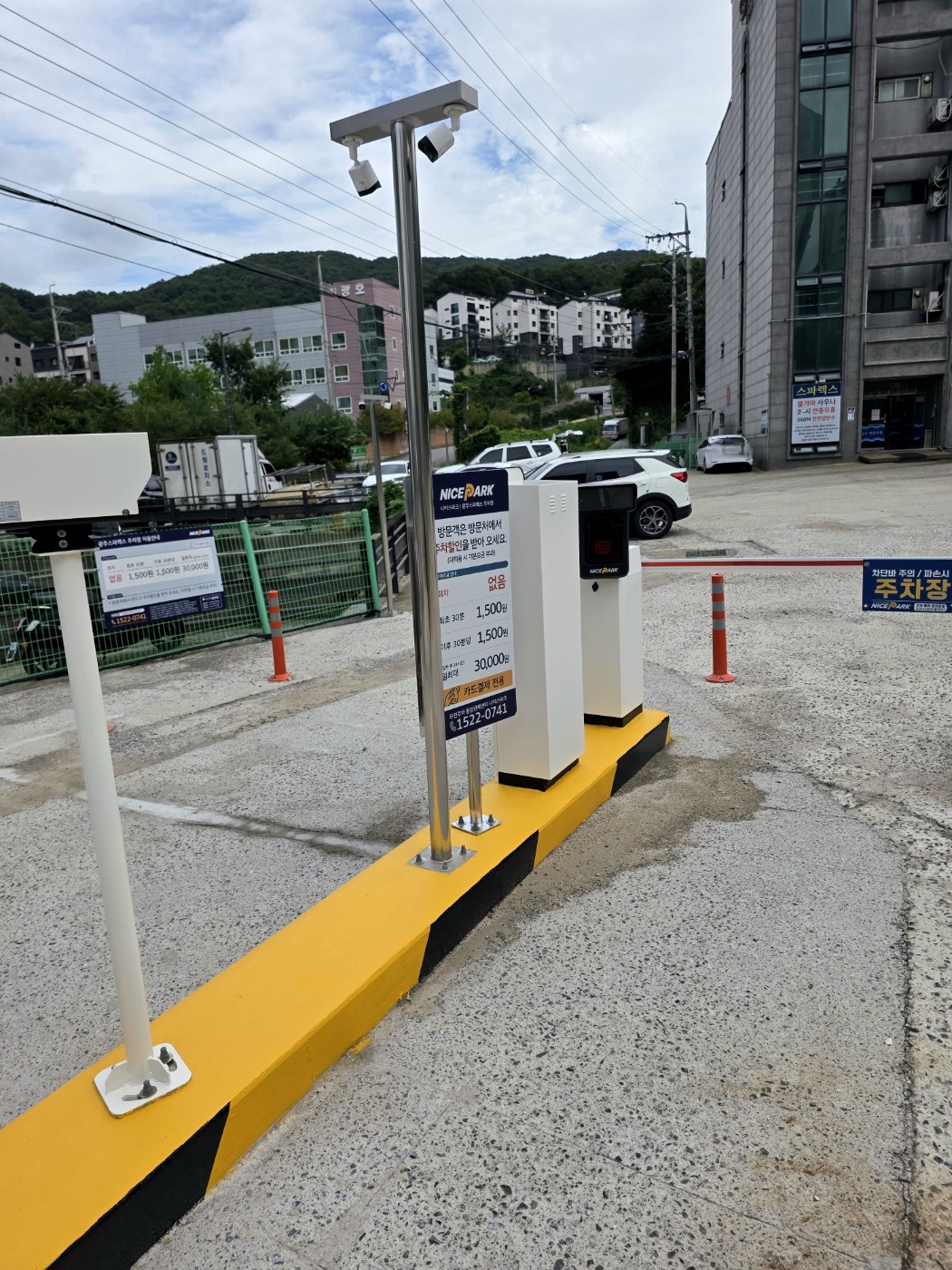 넓은-주차장이-있습니다.