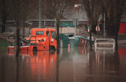 침수된 차를 구조하는 모습