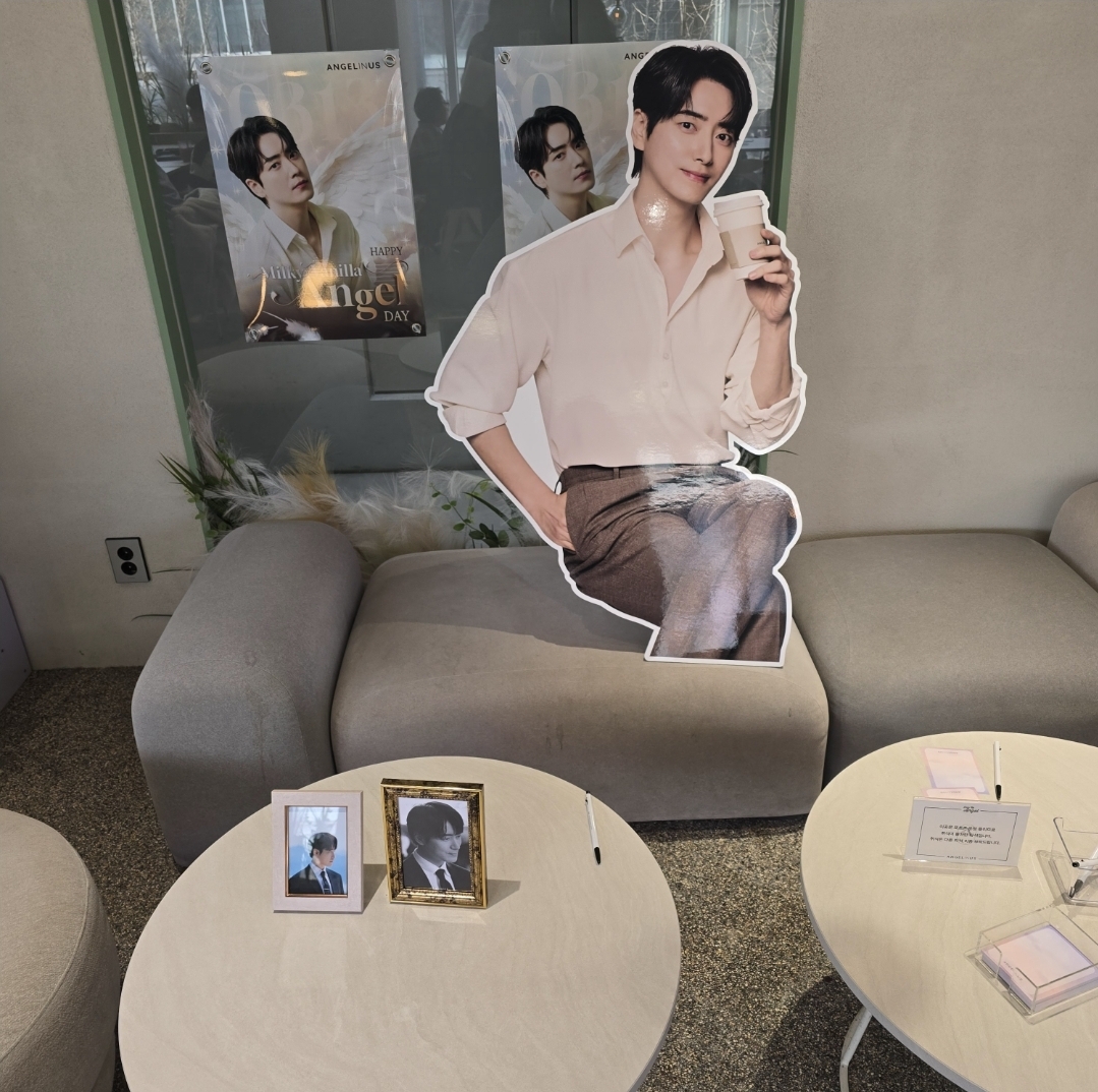 엔제리너스 이준혁 생일카페 소파에 이준혁 판넬 앉혀놓은 모습 이미지