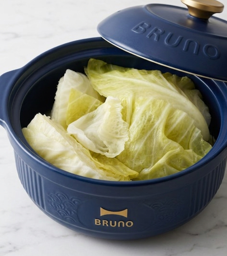 브루노 세라믹 찜기 보울에 담겨 촉촉하게 쪄진 신선한 양배추 쌈 이미지.