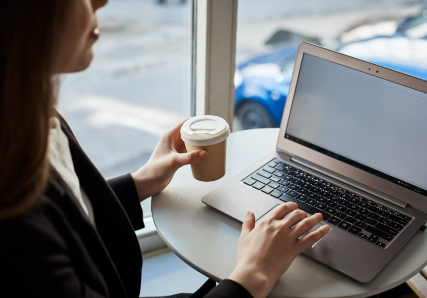 노트북으로 코레일 기차표 예매를 준비하는 모습