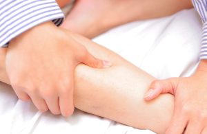 여성이 다리 관절·림프절에 통증