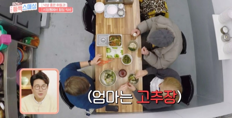 여권 들고 등짝 스매싱 줄리안이 반한 용문시장 맛집, 팥죽&middot;들깨 칼국수집 추천