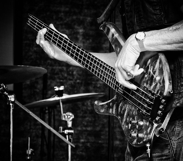 기타치는 모습
코첼라,글래스톤베리,소나 음악축제