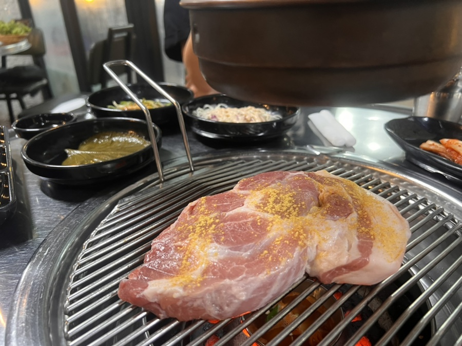 두툼하게 구워진 제주 이어돈 흑돼지 고기 모습