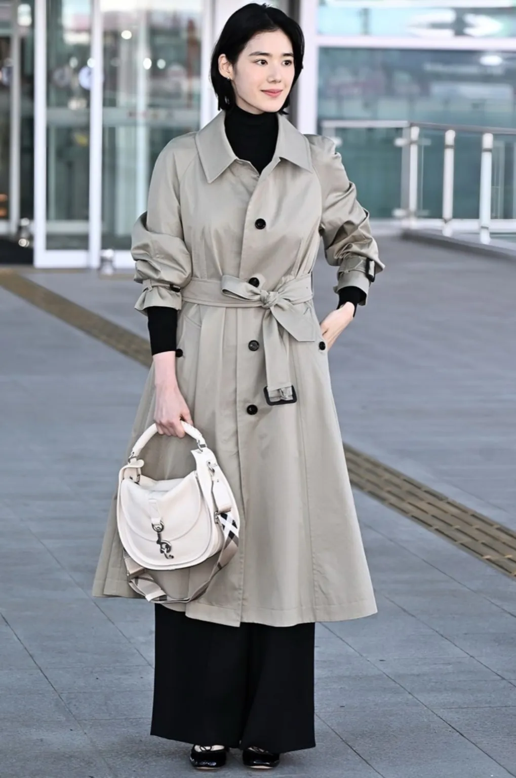 버버리 트렌치코트, 정은채 전지현 버버리 공항패션, 전지현 트렌치코트, 버버리 롱 캐슬포드, 버버리 캐슬포드 오버사이즈, 버버리 캐슬포드 레귤러핏, 2025 FW 공항패션, 공항패션 스타일링, 트렌치코트 비교, 트렌치코트 코디법, 트렌치코트 추천, 셀럽 트렌치코트, 버버리 공식몰, 버버리 나이트 아크백, 셀럽 패션 분석, 여자 트렌치코트 코디, 여자 공항룩