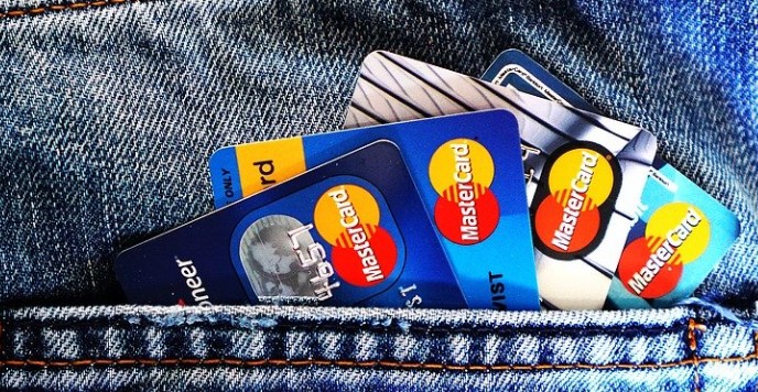 청바지-주머니에-여러개의-신용-카드