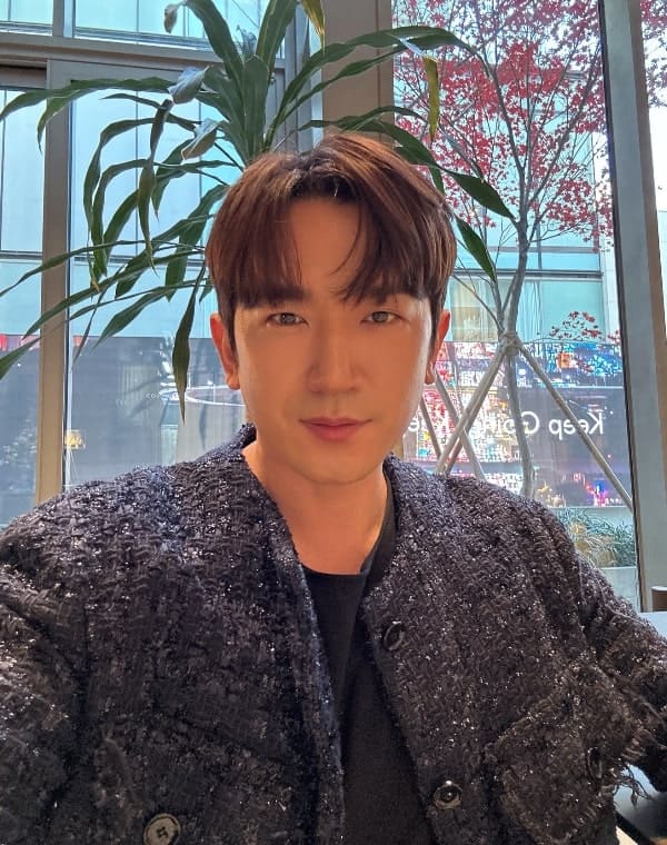 셀카를 찍고 있는 신화 이민우