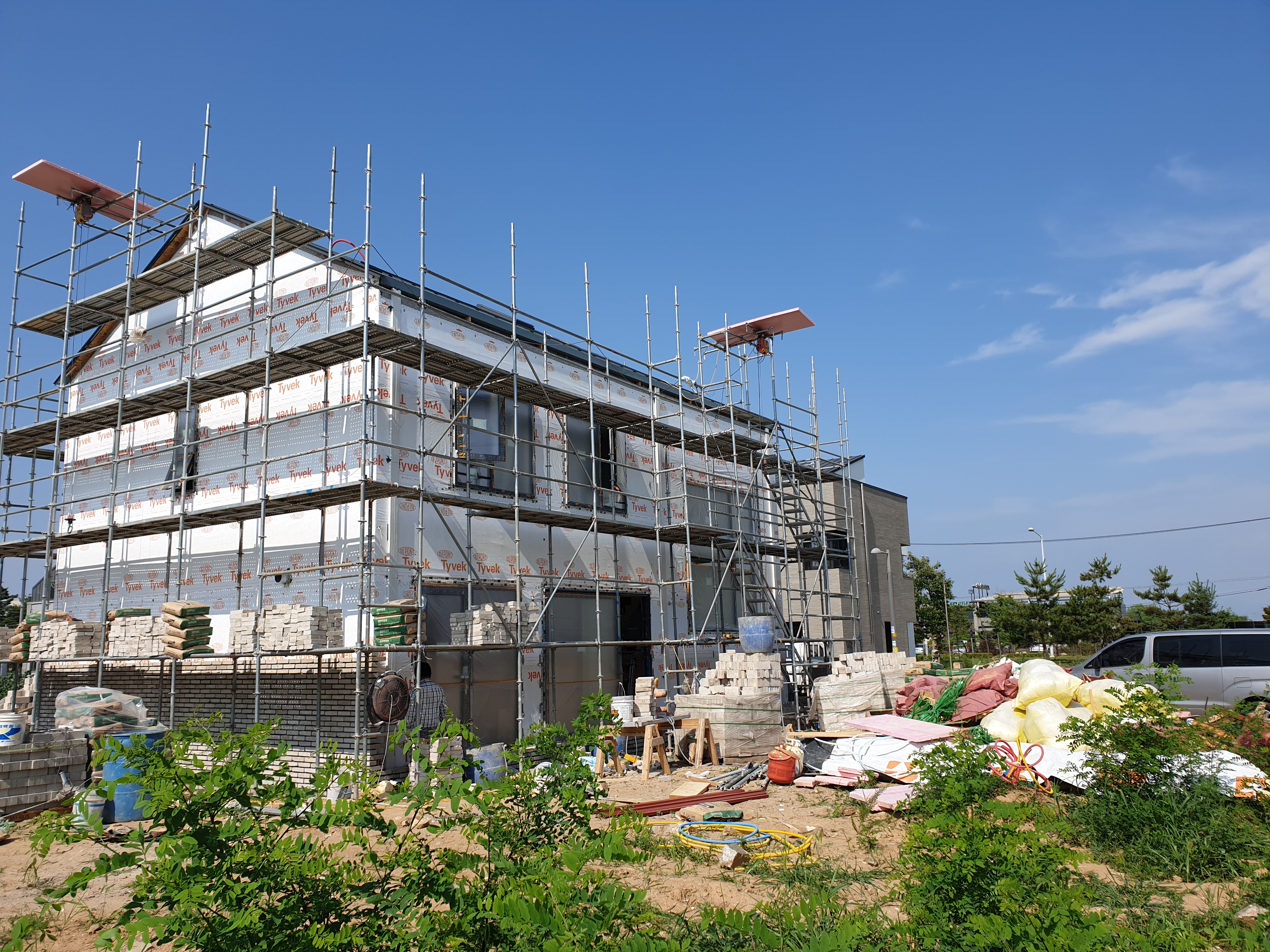 건물 외관을 벽돌로 조적하고 있는 모습