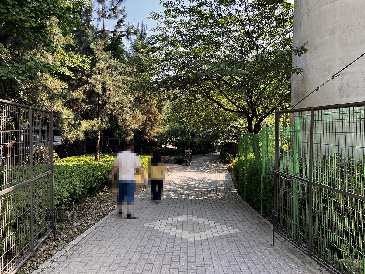 출입구 통과.