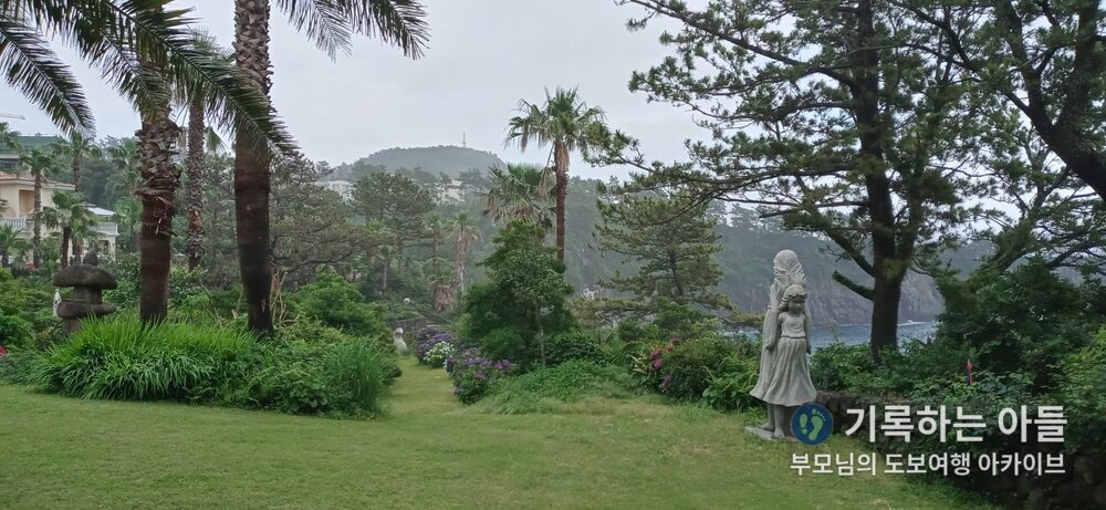 정원 소녀상 바다 조망