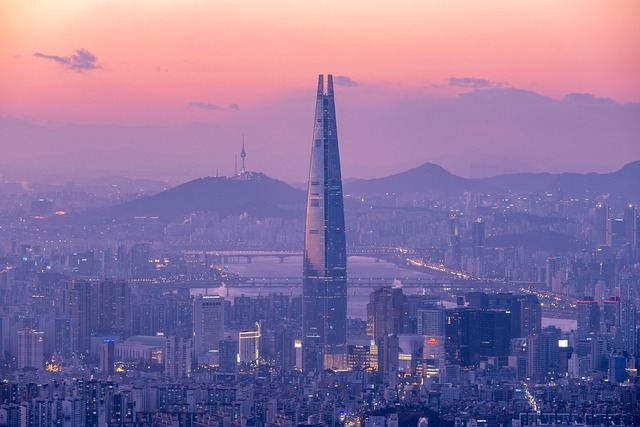 노을 진 롯데월드타워의 풍경