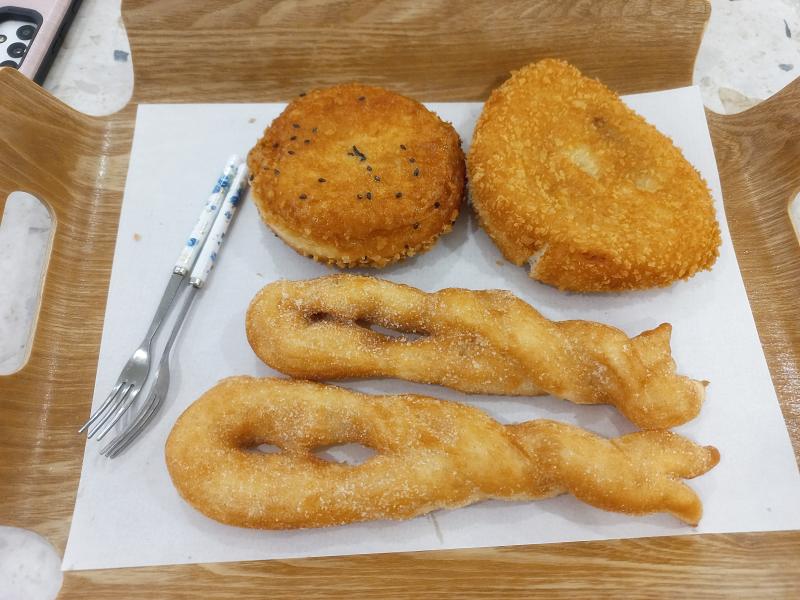 송사부 꽈배기, 중화잡채 고로케, 마늘치킨 고로케