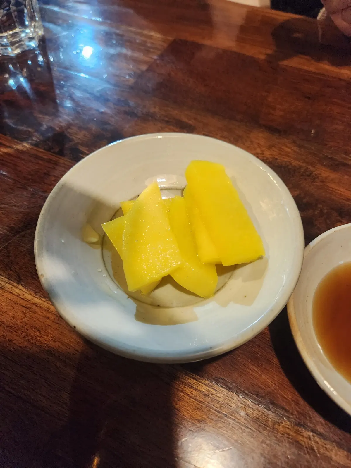 서울-종로-서촌-경복궁역-맛집-덕이나루-기본반찬-수제-단무지