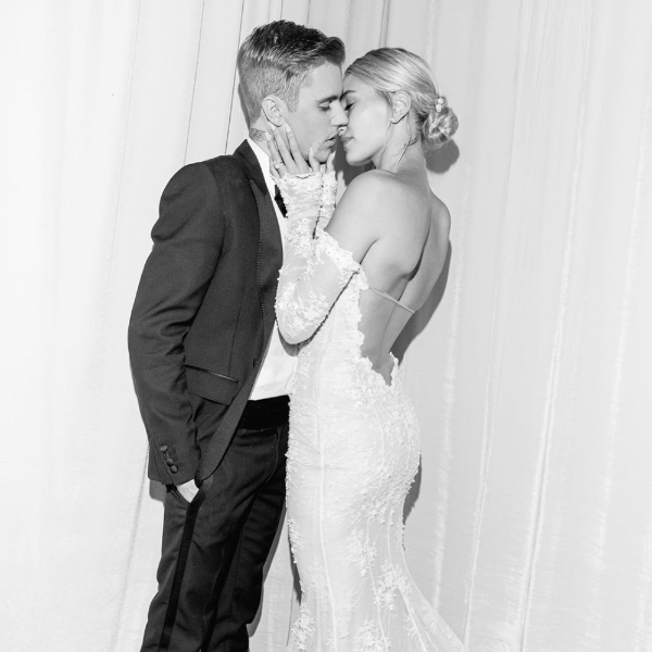 여러분도 아시다시피
저스틴 비버는
어려서부터 대중에 노출되어 있었고
많은 사람들의 관심과 사랑을 받아왔죠.
하지만 무엇이든 지나치면 문제가 되듯이
자신을 향한 지나친 시선으로
고통을 겪었고 기행을 일삼은 적도 있었어요.
하지만 몇 년 전 그는
모델로 활동하고 있는 Hailey Baldwin
(헤일리 볼드윈, 현재 헤일리 비버)과
결혼을 하였고
안정을 찾았다고 하네요.
그리고 그러한 그의 말을 증명하듯이,
아름다운 멜로디와
가사의 노래를 내고 있는데요.