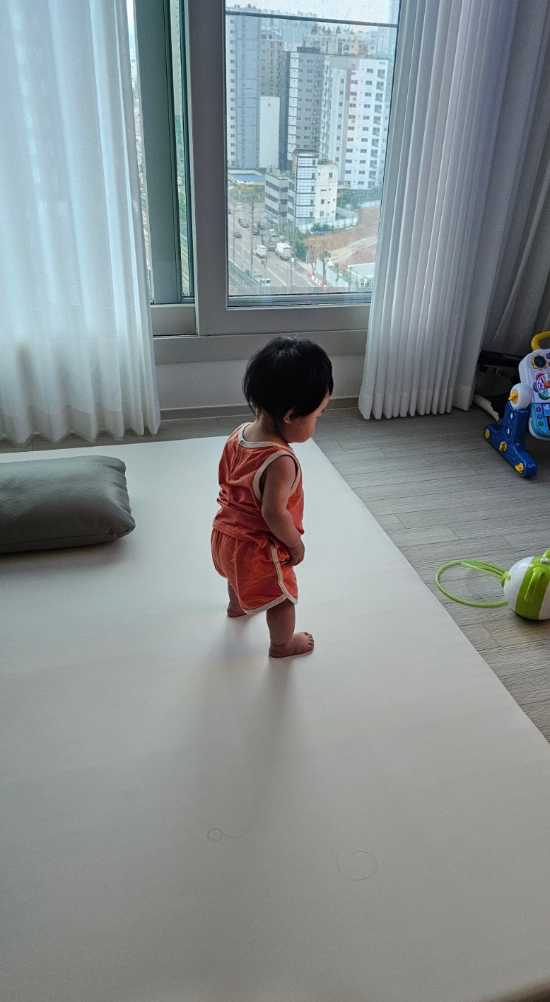 서있는 아기 이미지