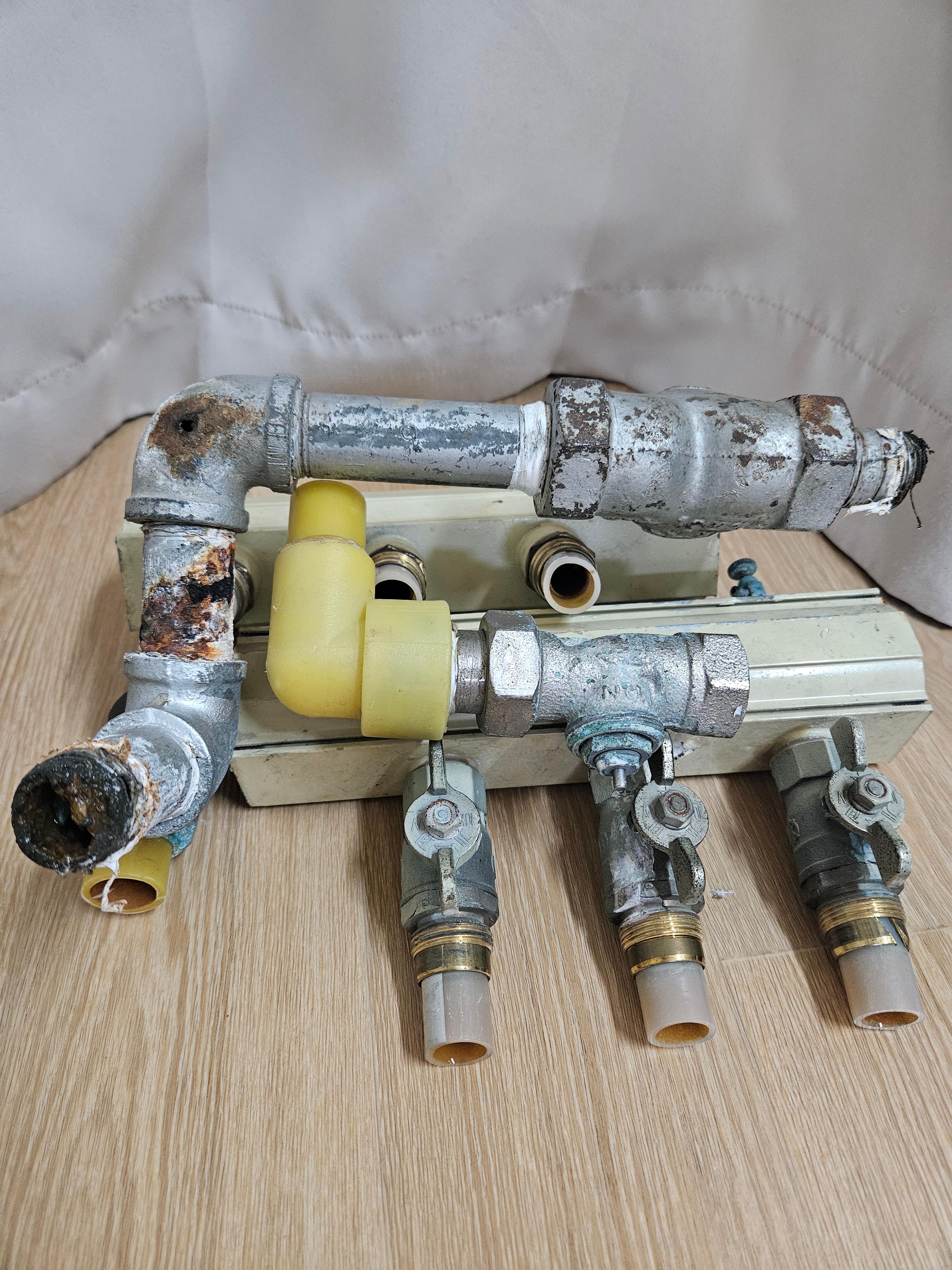 탈거된 기존 분배기와 배관