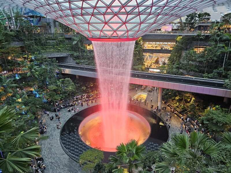 쥬얼창이- HSBC 인공폭포