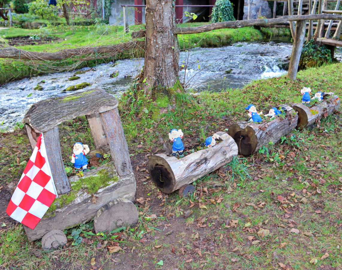 통나무 기차와 정원 요정 인형으로 꾸며진 라스토케 마을 조경 장식 - Log Train and Garden Gnomes Decoration in Rastoke