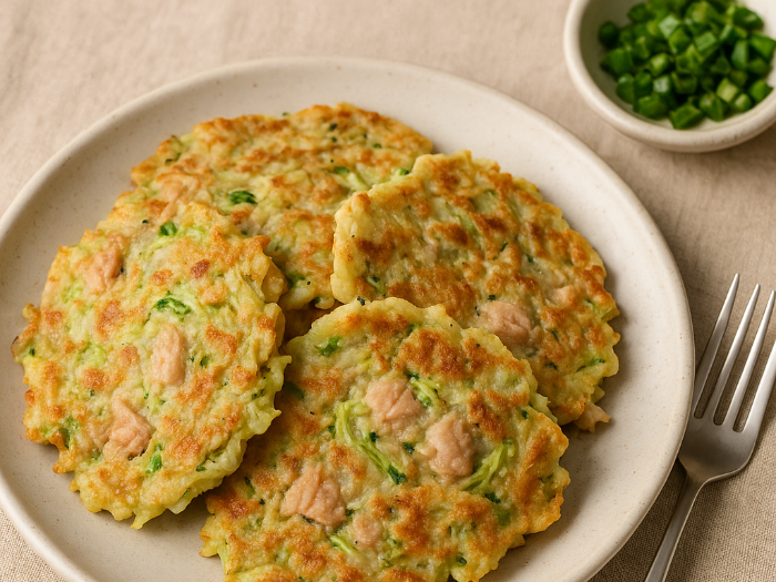 노릇하게 구운 양배추참치전 접시