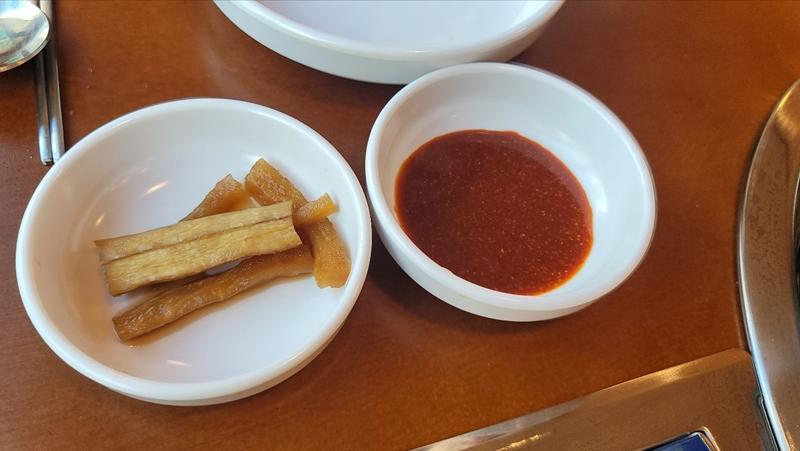 산본역 팔덕식당 - 무말랭이와 소스