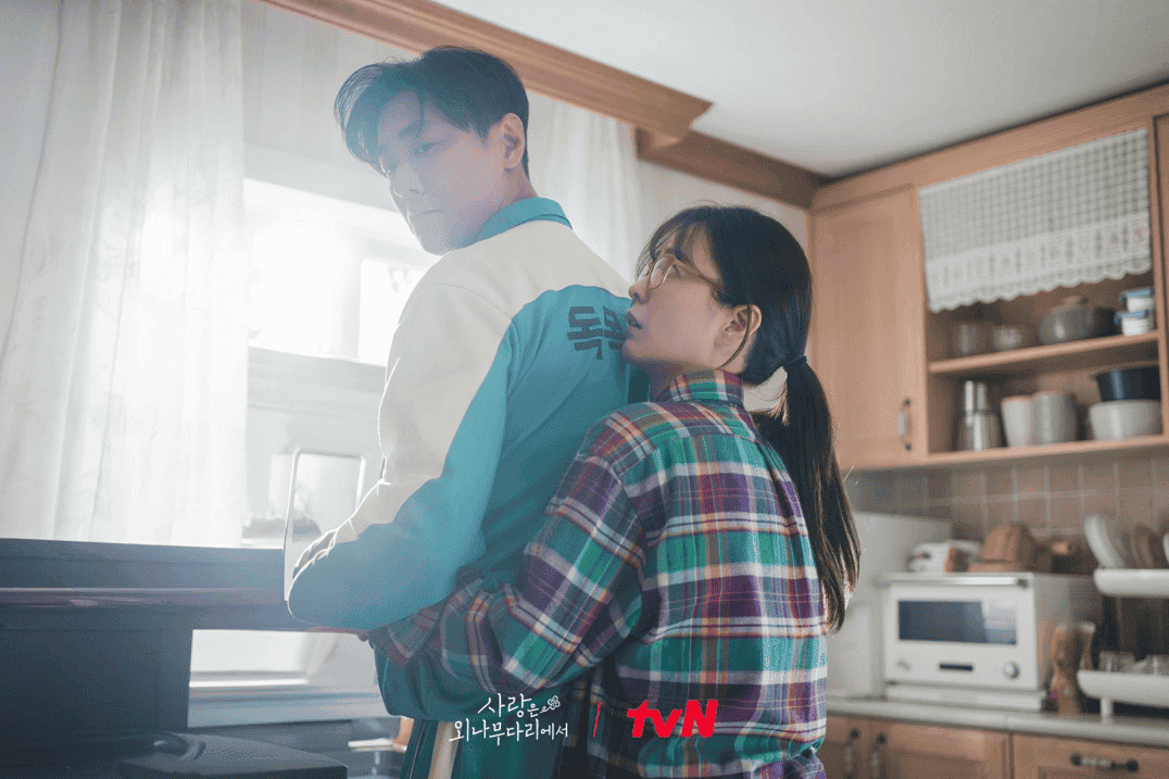 사랑은 외나무 다리에서 스틸컷. 출처:tvN